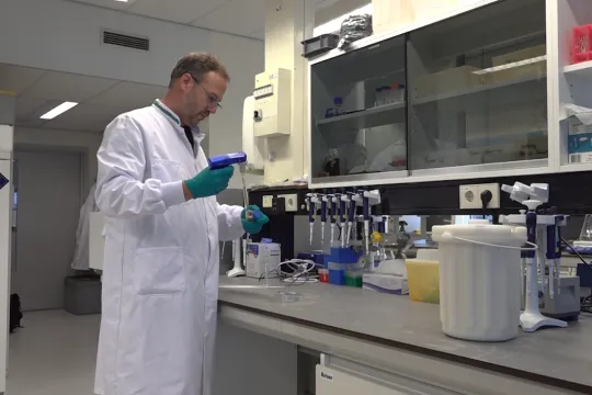 Rogier Veltrop in het laboratorium 