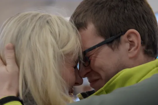 Man en vrouw met neuzen tegen elkaar aan