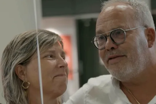 Vrouw kijkt verliefd naar man met bril