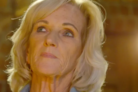 Tineke steekt een kaarsje op in de kapel