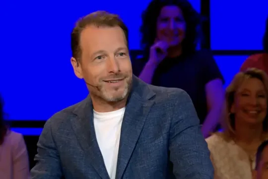 Man met colbert voor desk