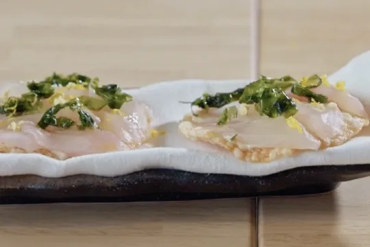 Plaat met rijstkoekje en zeewier