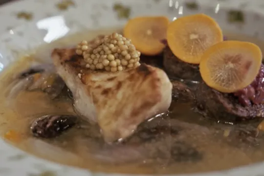 Bord met bouillon en vlees