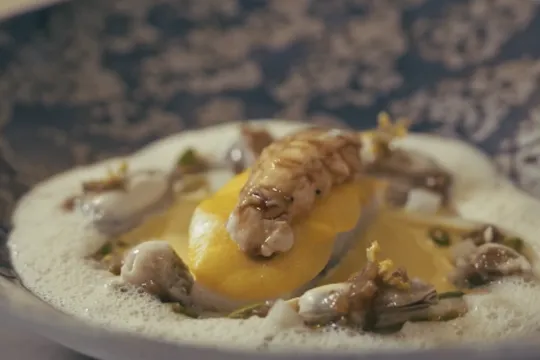 Bord met culinair gerecht en schuim