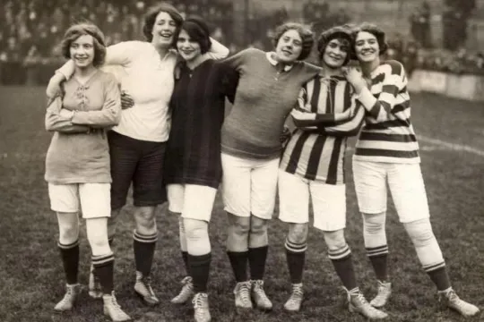 Vrouwenvoetbal in Londen 1914 Nationaal Archief/Collectie Spaarnestad