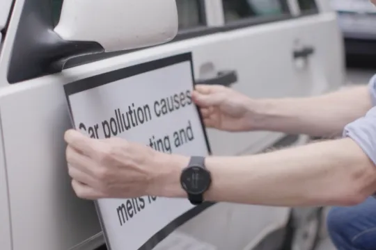 Waarschuwingssticker op auto’s 