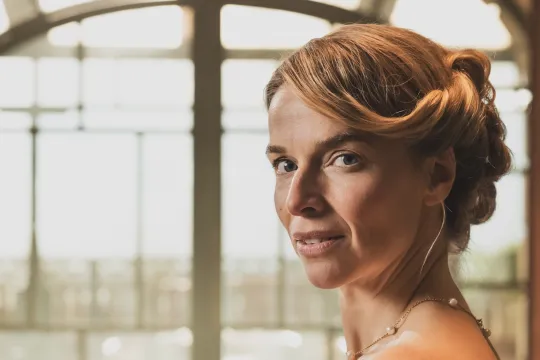 Thekla Reuten in een kostuum voor dramaserie Grand hotel aan zee