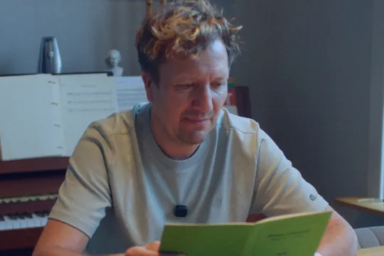 Man leest in een groen boek