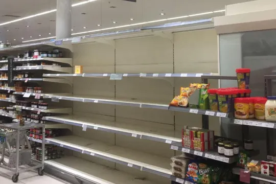 Geen thee in de schappen van deze Engelse supermarkt