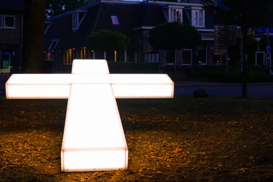 Wit lichtgevend kruis