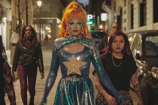 Mensen lopen door een straat