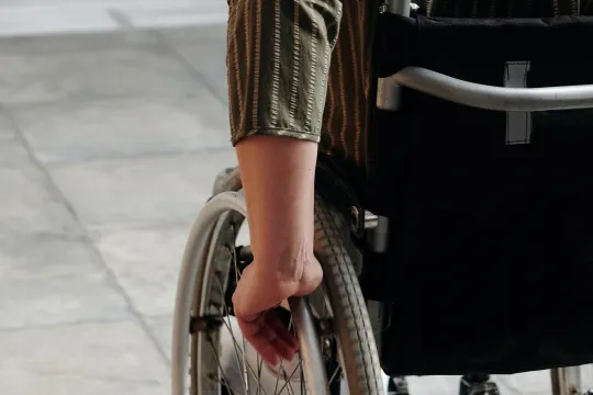 Vrouw in een rolstoel