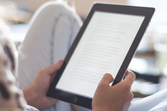iemand leest op een e-reader