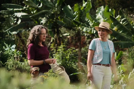 twee vrouwen lopen door de tuin