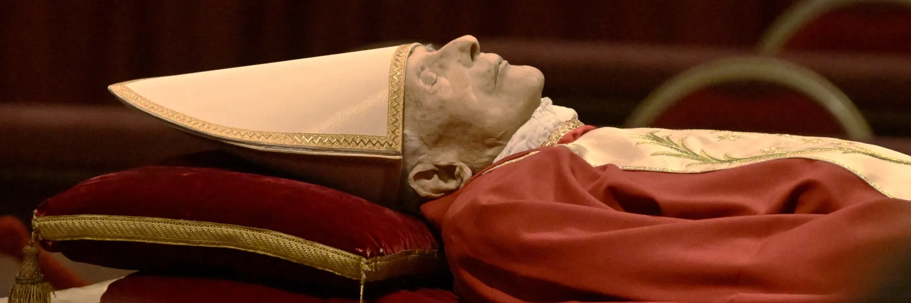 Lichaam Benedictus XVI opgebaard in Sint-Pieter | KRO-NCRV