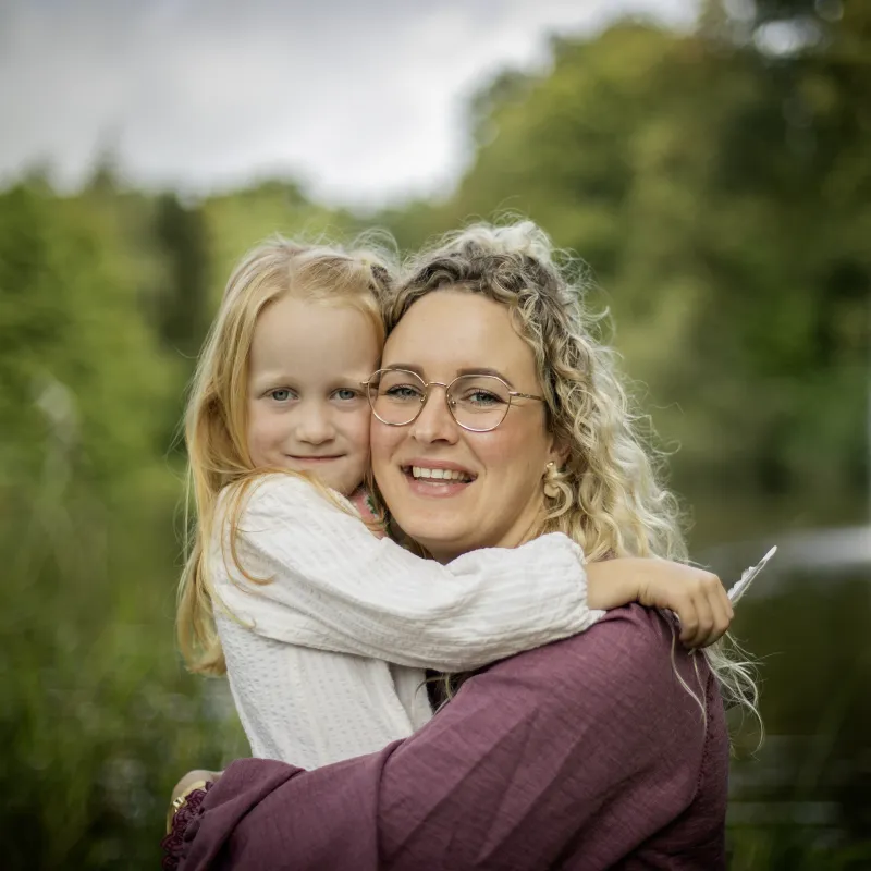 Sigrid met haar dochter. Anne-Wil Meulman Photography.