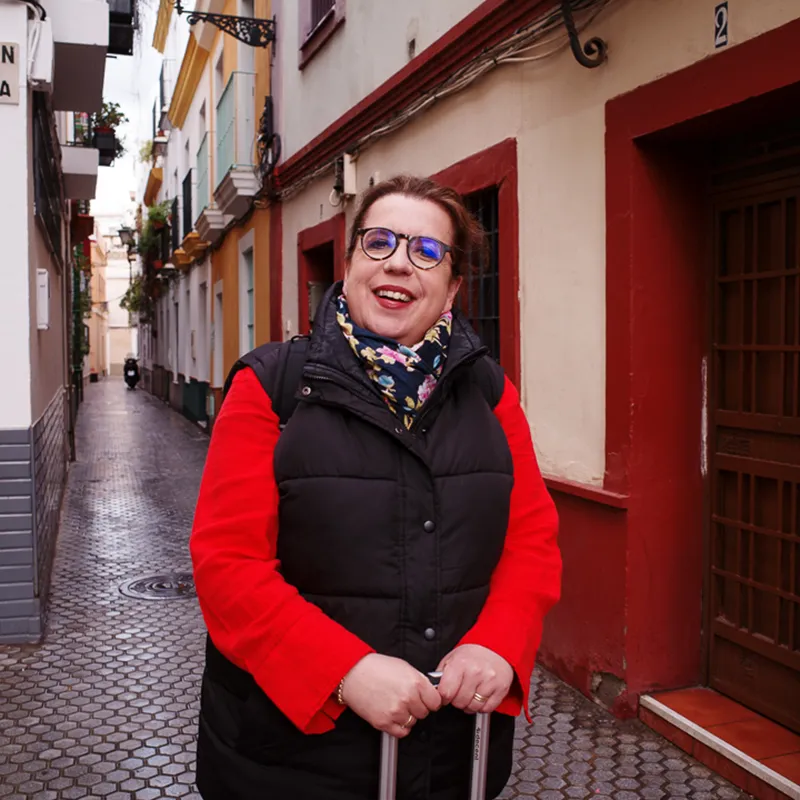 Vrouw in steeg met koffer