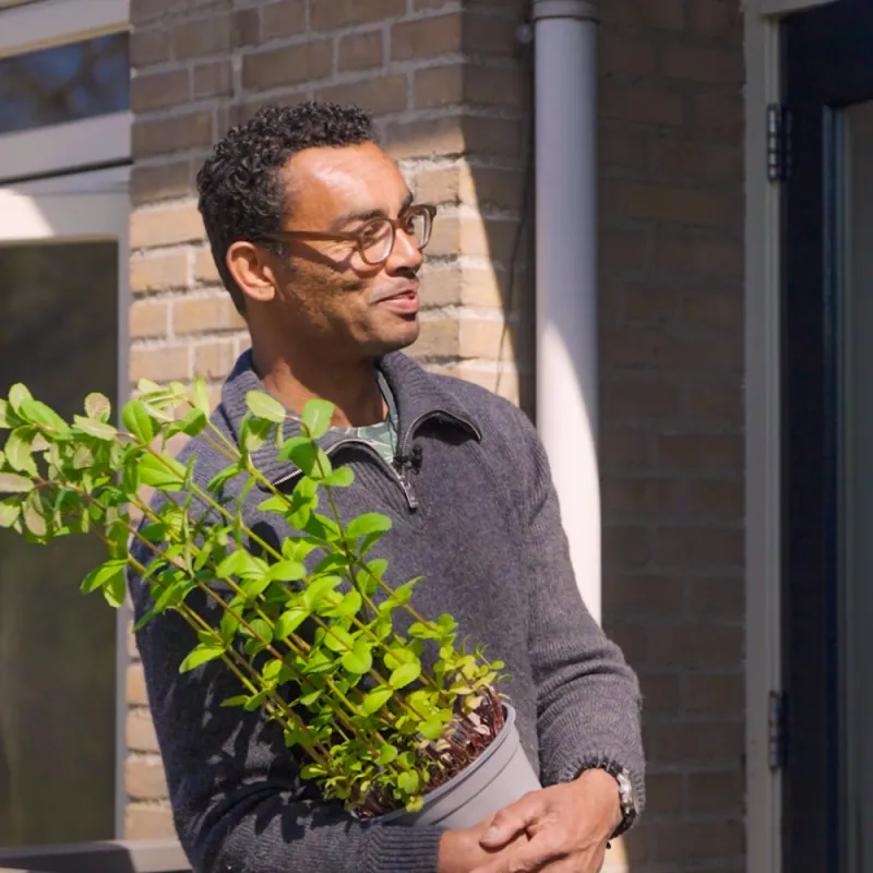 Martin en Bryan staan op een balkon