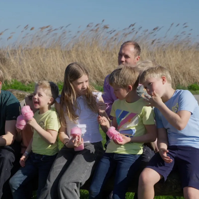 De familie Blom eet een roze suikerspin