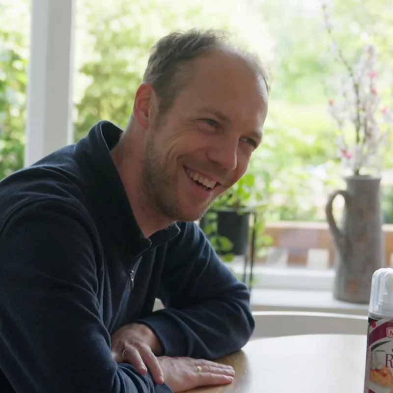 Maarten Blom zit aan tafel