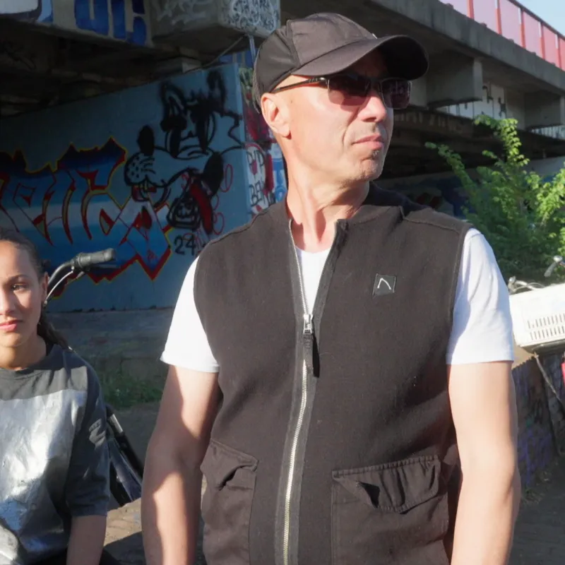 Ali Bakhcha met een pet en zonnebril op