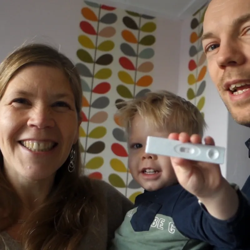Gerdine en Maarten Blom met een positieve zwangerschapstest