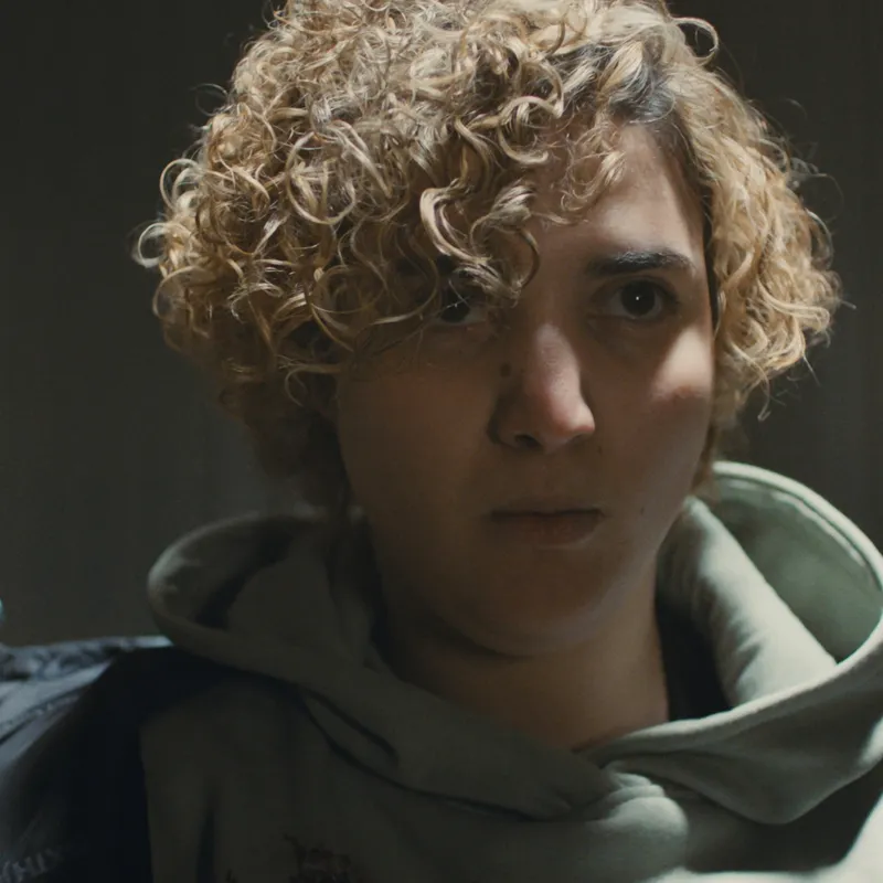 sihame kijkt boos voor zich uit