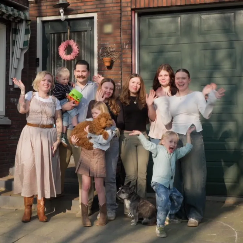 De familie Bal poseert voor hun huis
