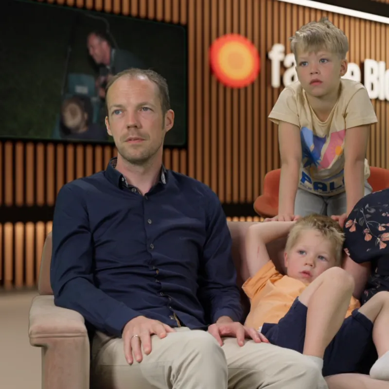 Gezin op bank in studio