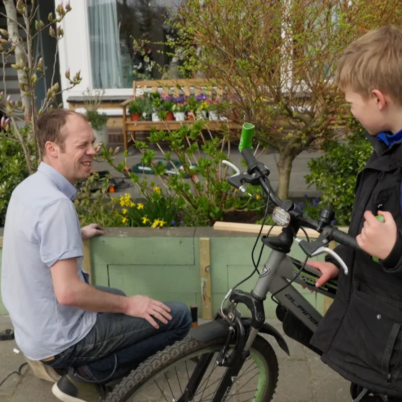 Maarten Blom is aan het klussen