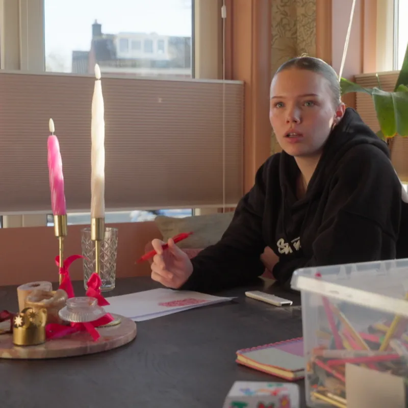 Een meisje aan het tekenen