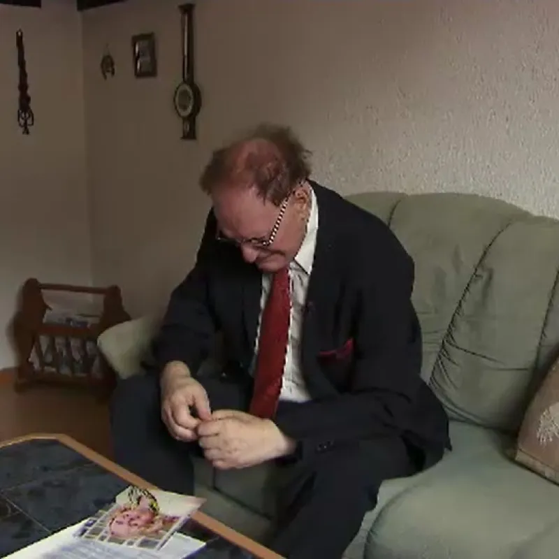 Heinz kijkt naar foto Inge