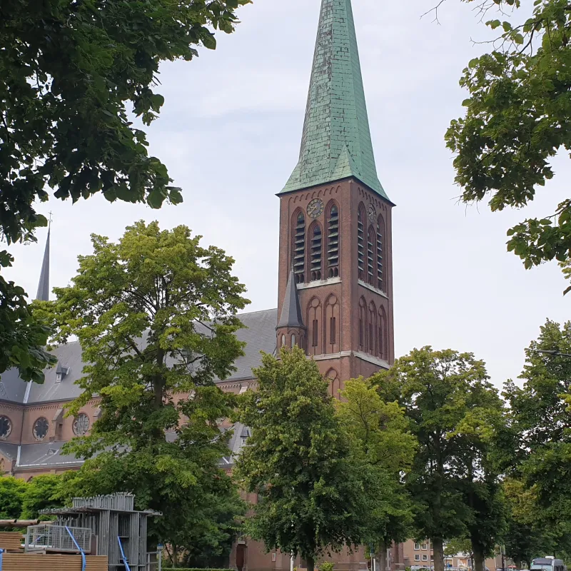 Rijswijk - Bonifatiuskerk exterieur zomer - copyright Paul Schott