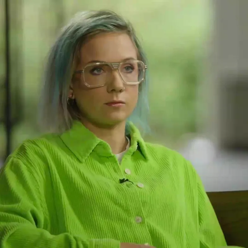een vrouw met een groene blouse aan