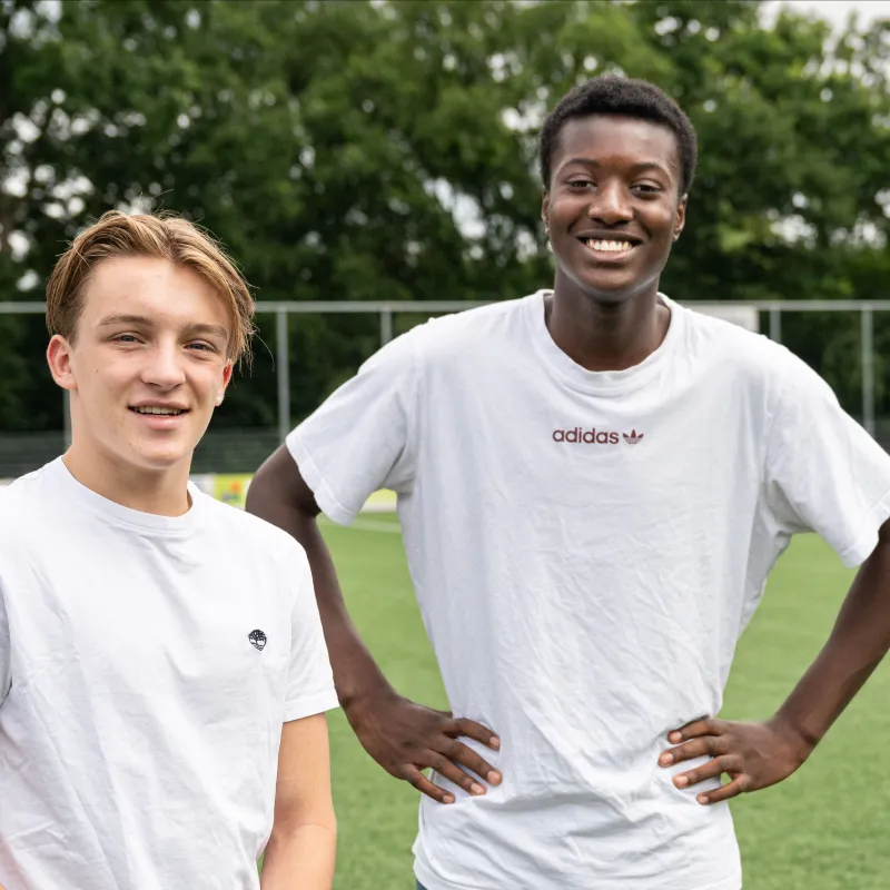 Max en Mattheus op voetbalveld - Joris' kerstboom 