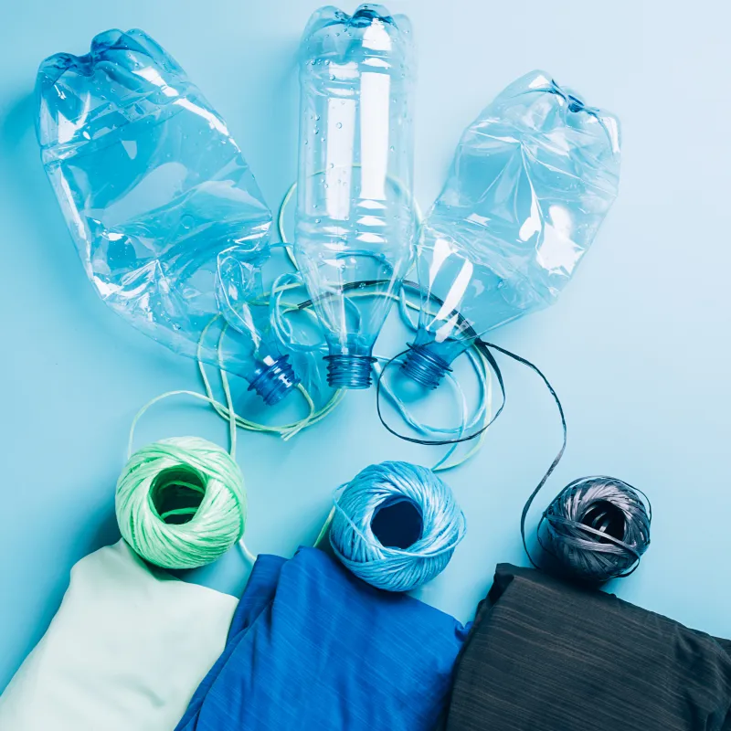 Plastic flessen, garen en stoffen