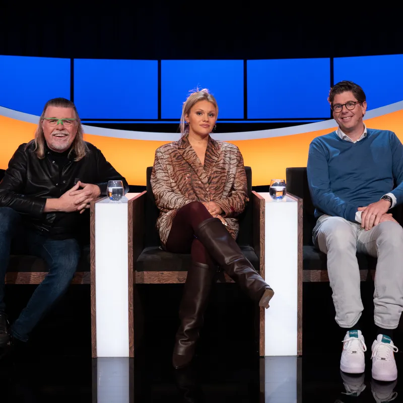 Twee mannen en een vrouw in een studio