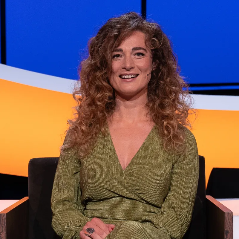 Vrouw voor blauwe achtergrond