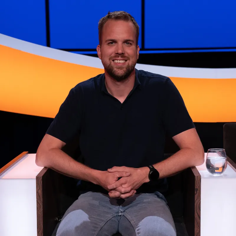 Man voor blauw-gele achtergrond