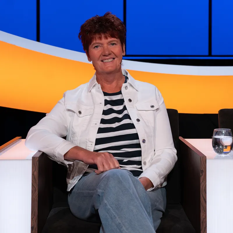 Vrouw op stoel in studio