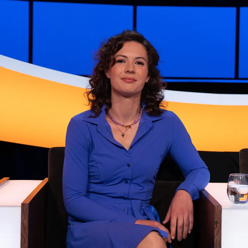 Vrouw in blauwe jurk