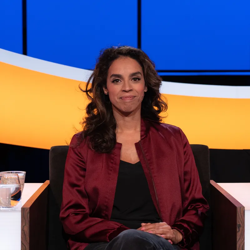 een vrouw in een stoel in een studio