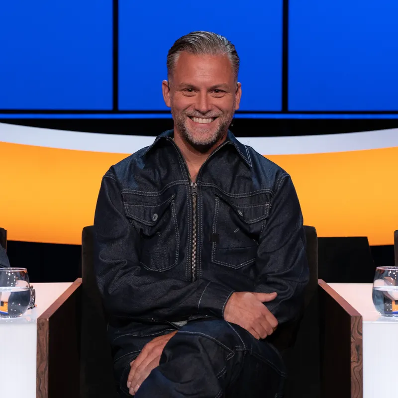 Man voor blauwe achtergrond