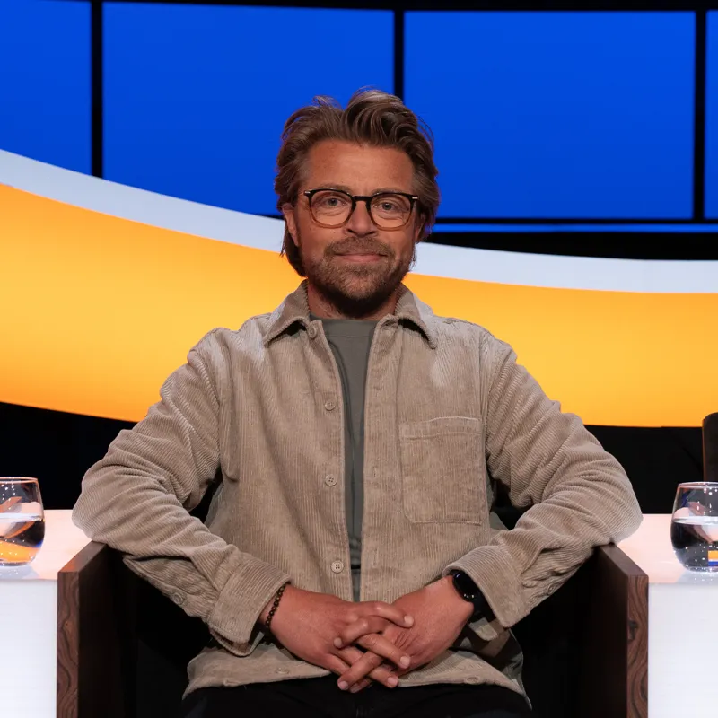 Man voor blauwe achtergrond