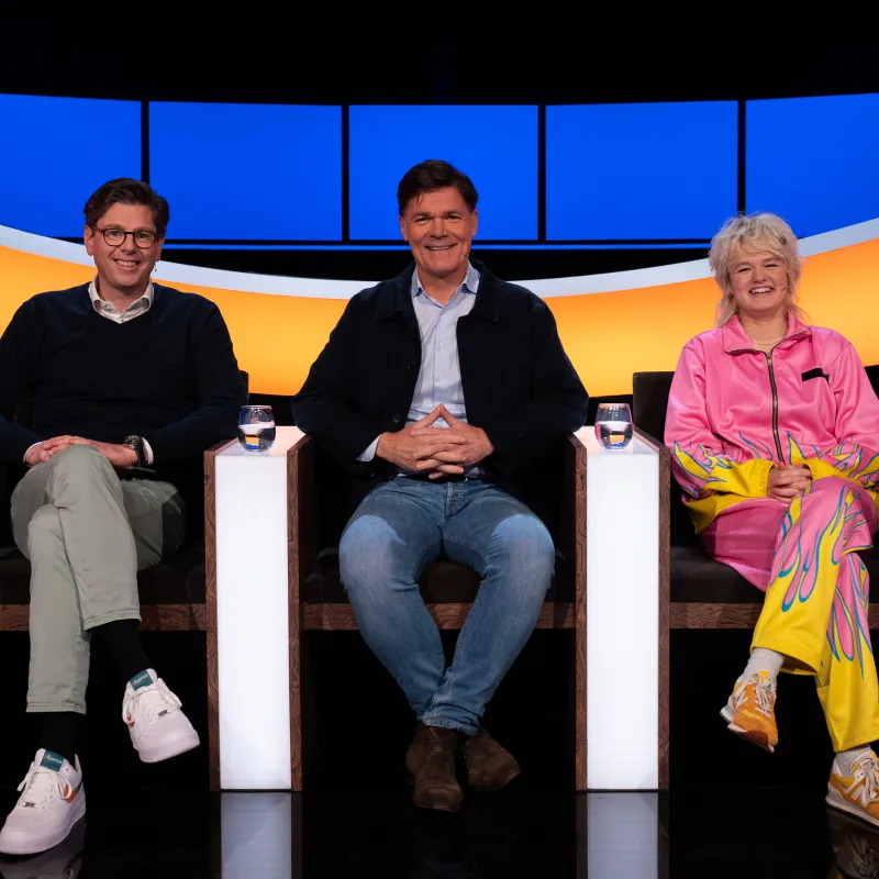 Drie mensen in een stoel in een studio