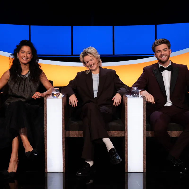 Drie mensen in een studio