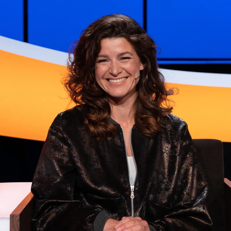 Een vrouw voor een geel/blauwe achtergrond