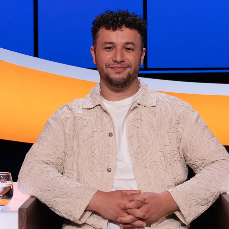 Portret man in beige kleding