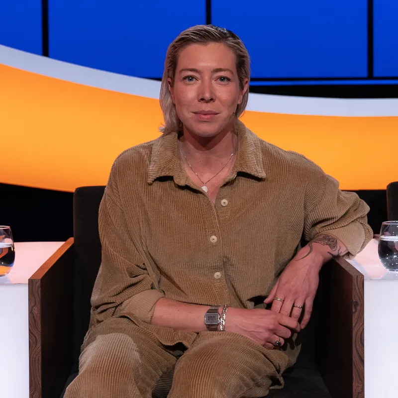 Vrouw in bruine kleding