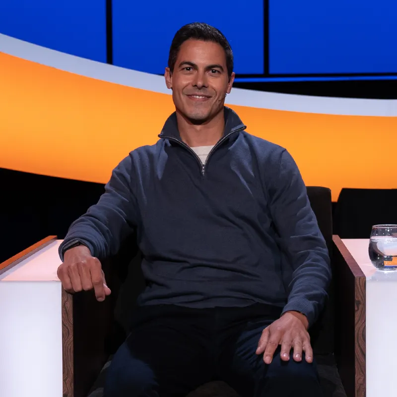 Man voor blauwe achtergrond